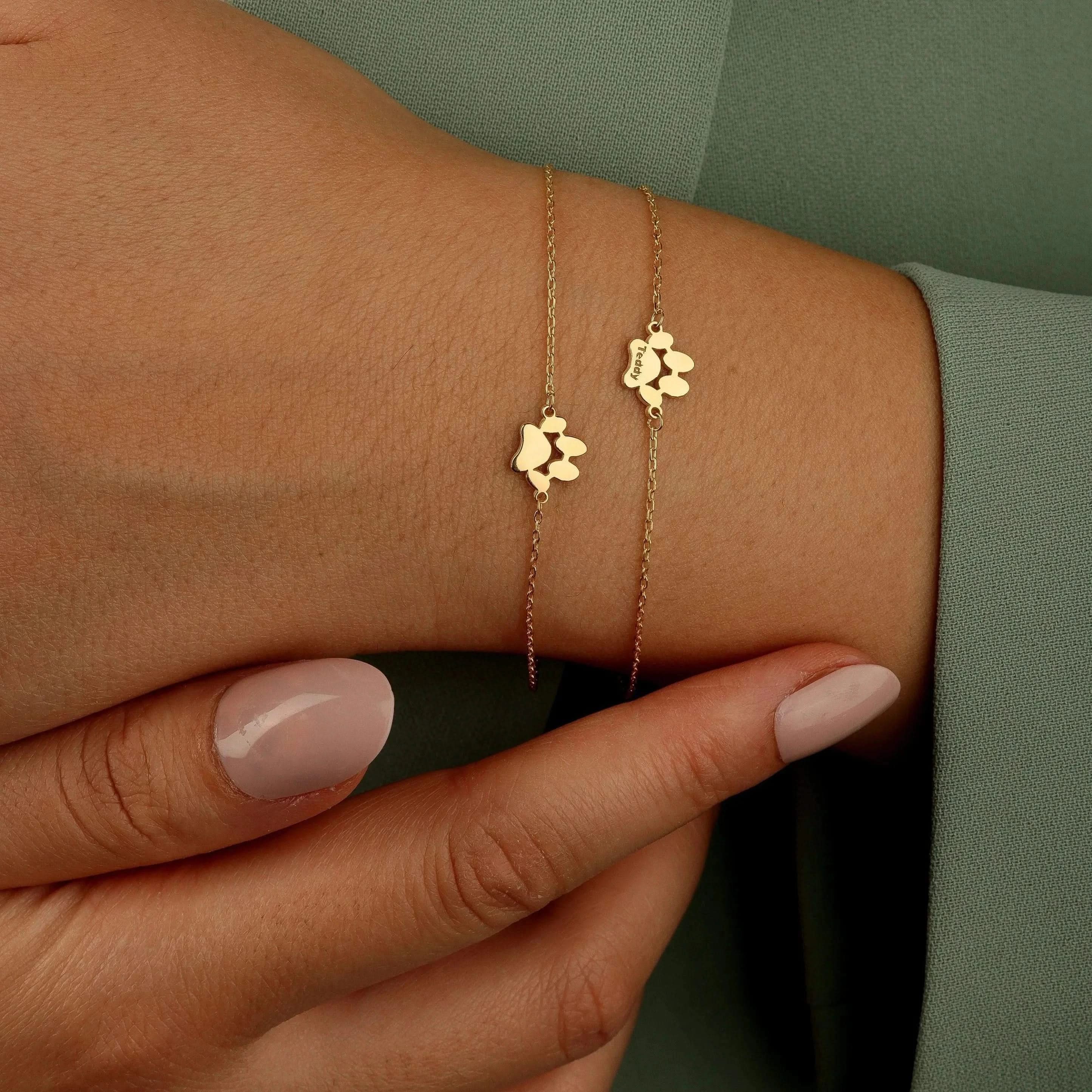 Personalized paw bracelet with name
