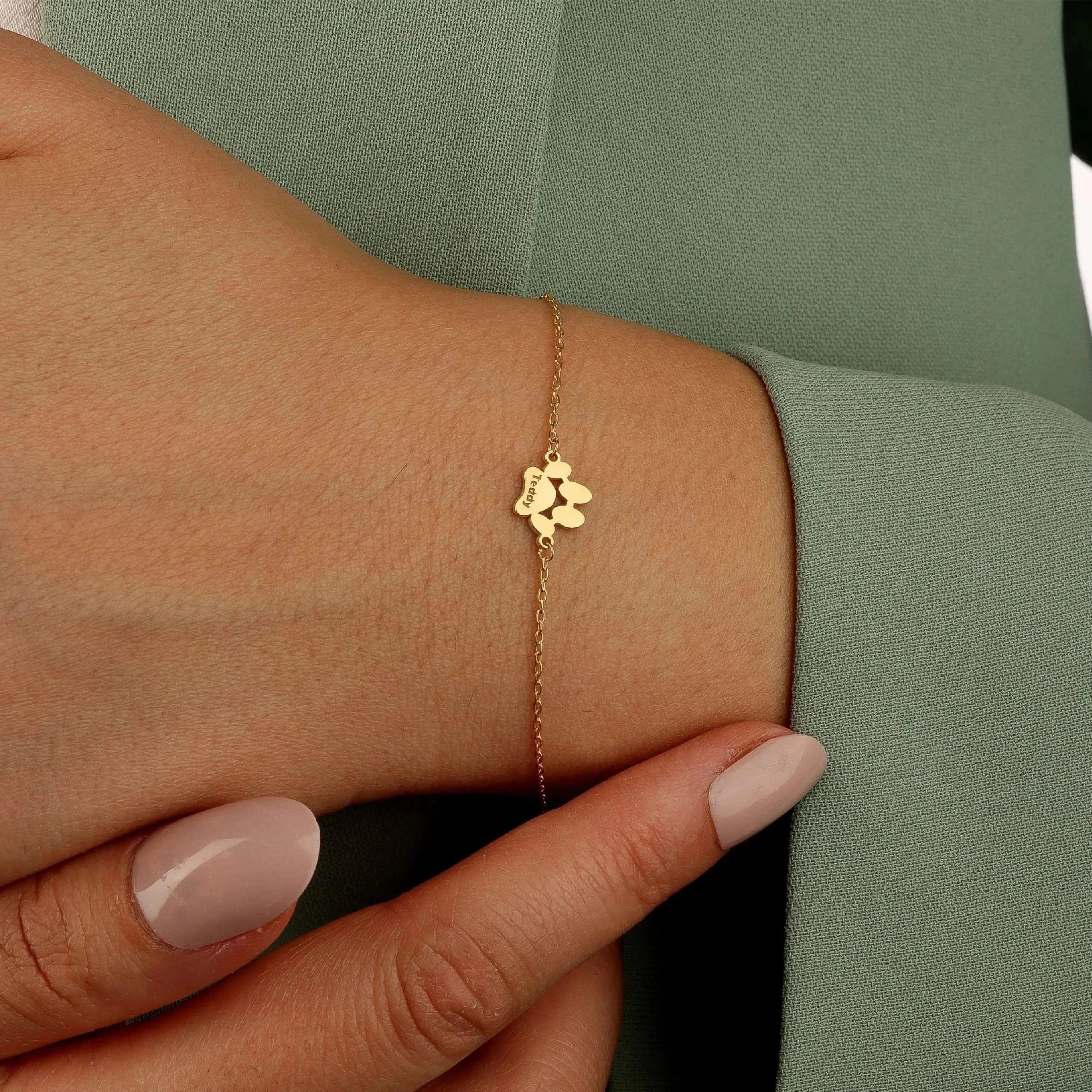 Personalized paw bracelet with name