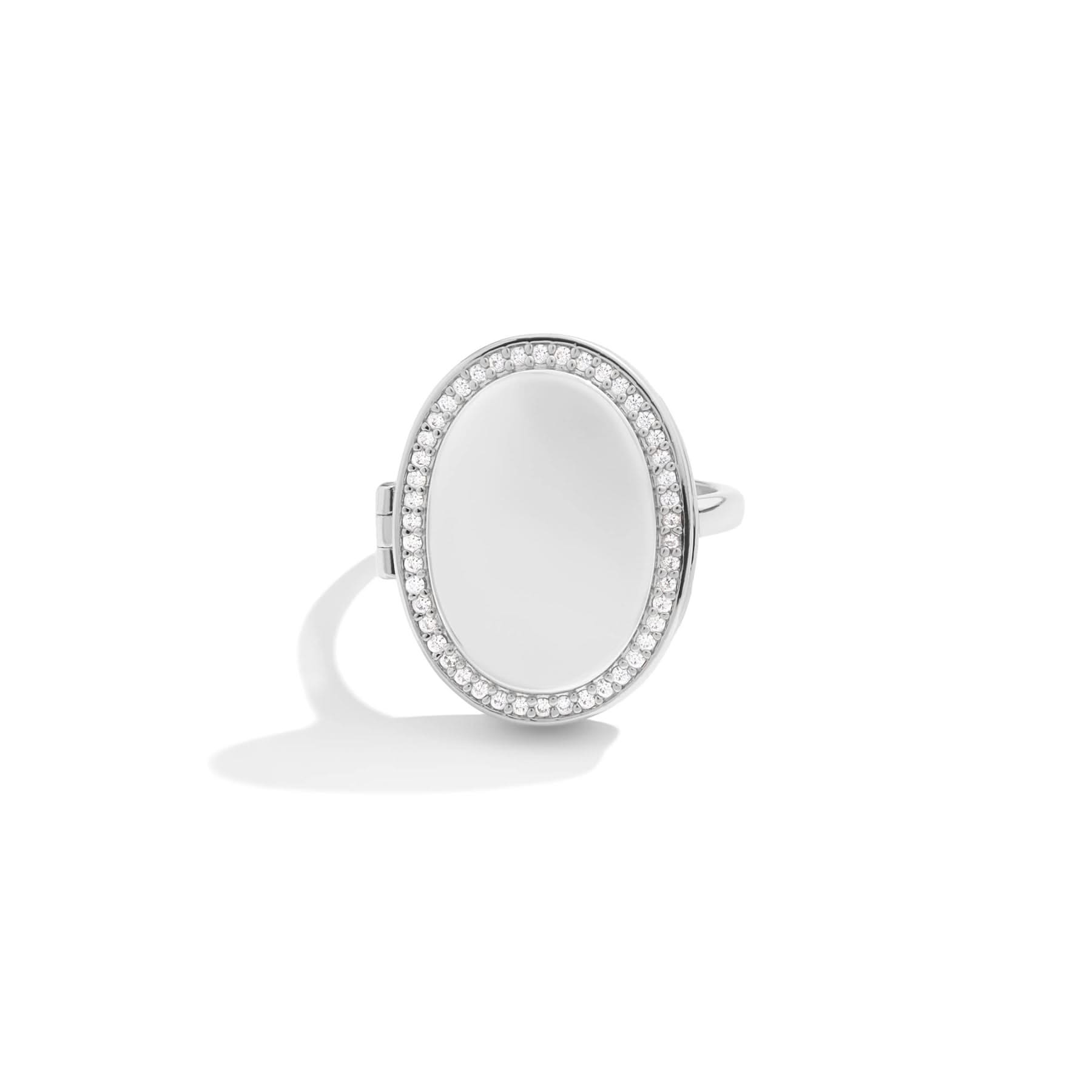 Personalized ring with oval medallion